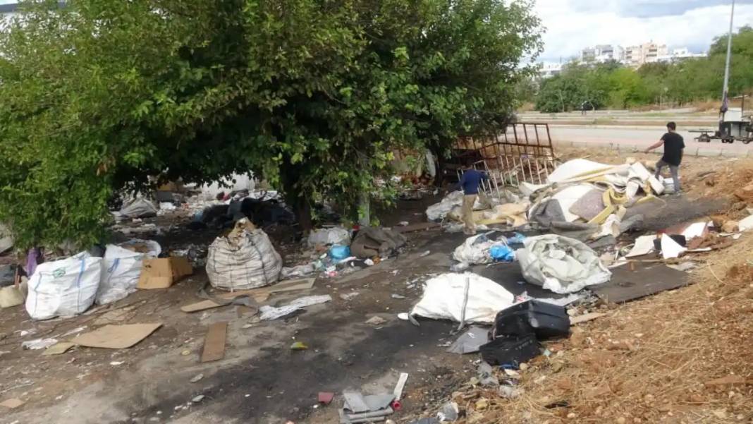 Kepez’de Şok Görüntüler! Çöplerden Depo Kurmuşlar… 1
